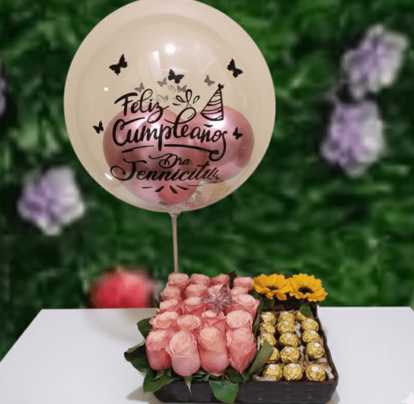 Detalle de Cumpleaños de Rosas y Globo